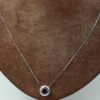 Halsband med ett hänge i 18k vitguld med en lila sten