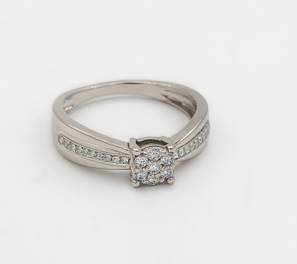 Ring i 18k vitguld med små diamanter