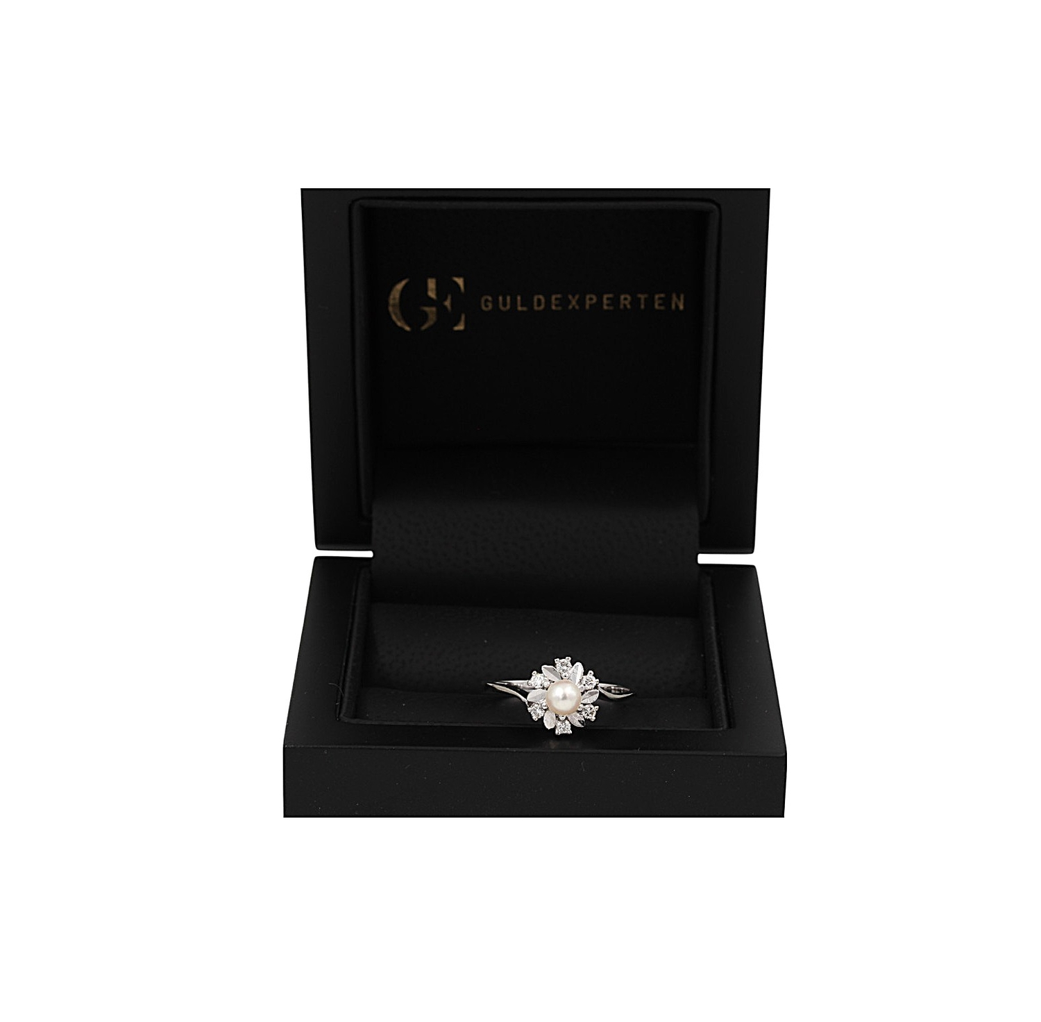 Diamantring i 18k vitguld med en pärla och 6 st. små diamanter