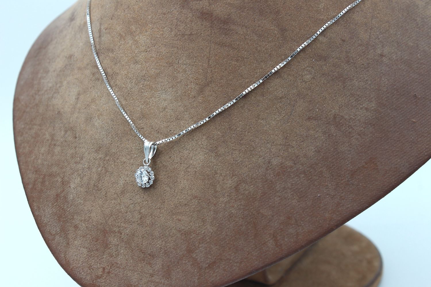 Halsband med zirkon hänge i 18k vitguld