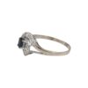 Diamantring i 18k vitguld med en mörkblå safir och 12 st små diamanter
