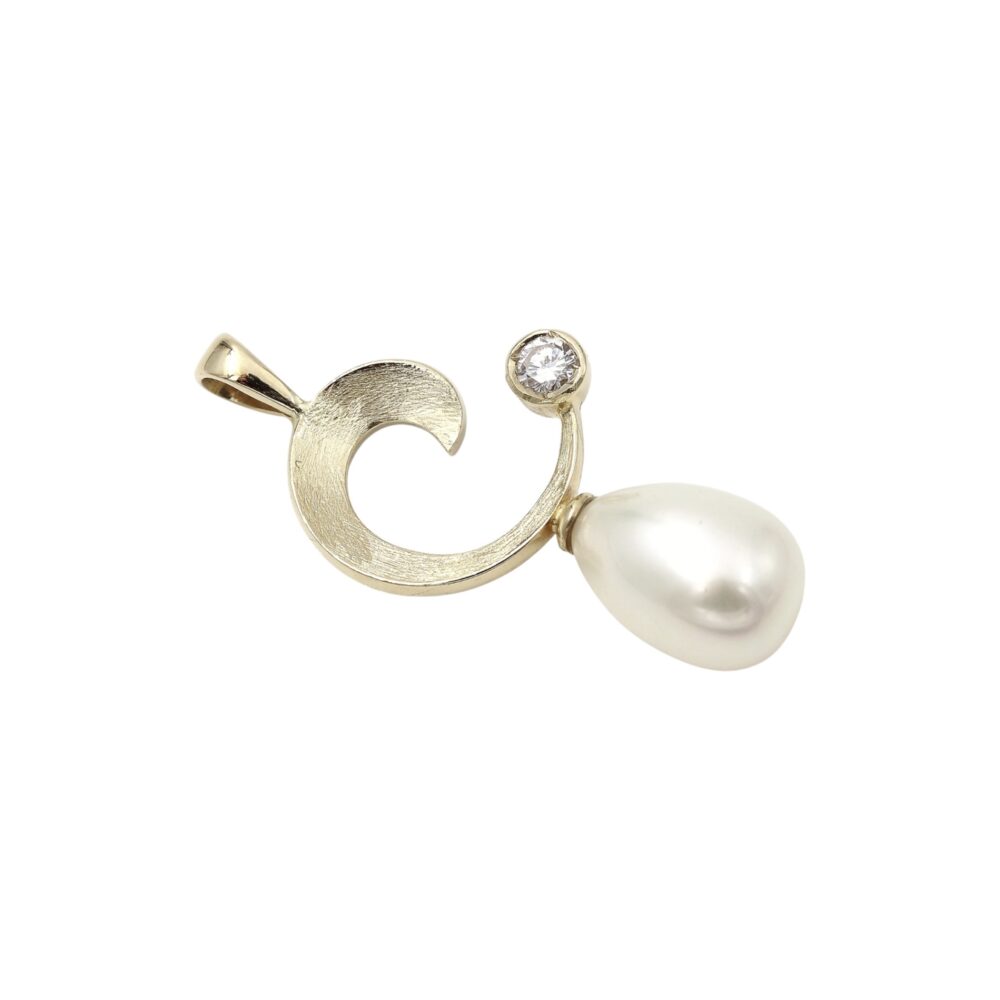 Diamant hänge i 18k guld ca 0,17 ct med en pärla
