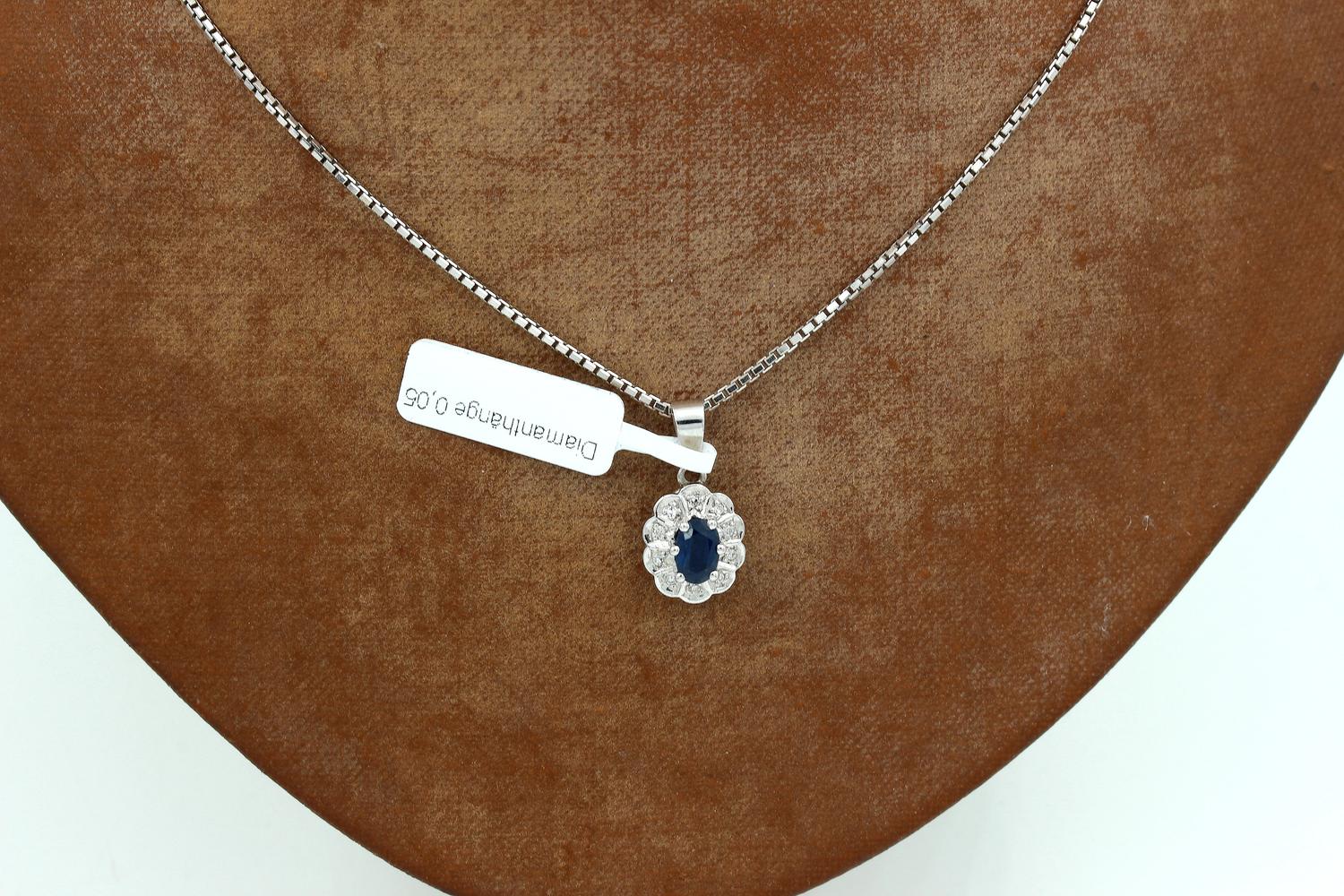 Halsband i 18k vitguld med ett diamanthänge på ca 0.05 ct