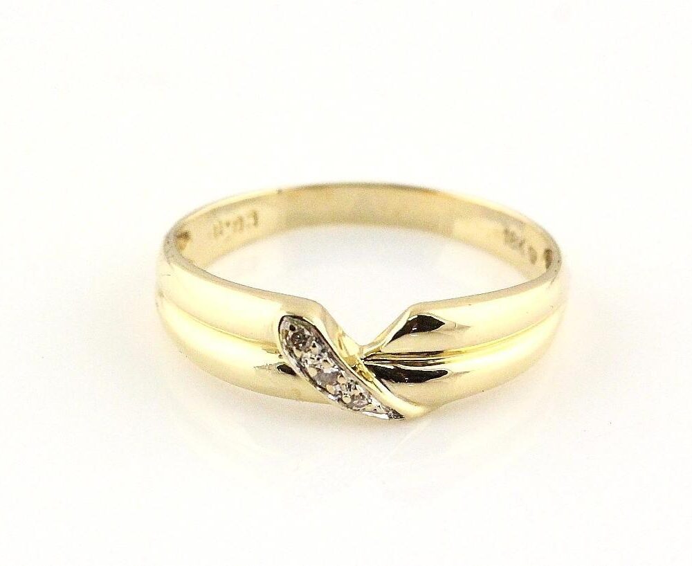 Ring i 18k guld med 3st diamanter på totalt ca 0,03 ct