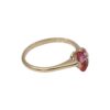 Ring i 18K guld med en rosa/röd sten