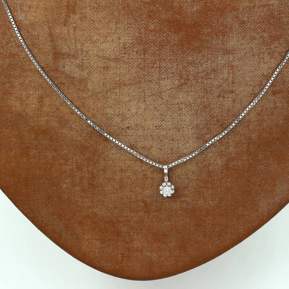 Halsband i 18k vitguld med ett diamanthänge på ca 0.04 ct
