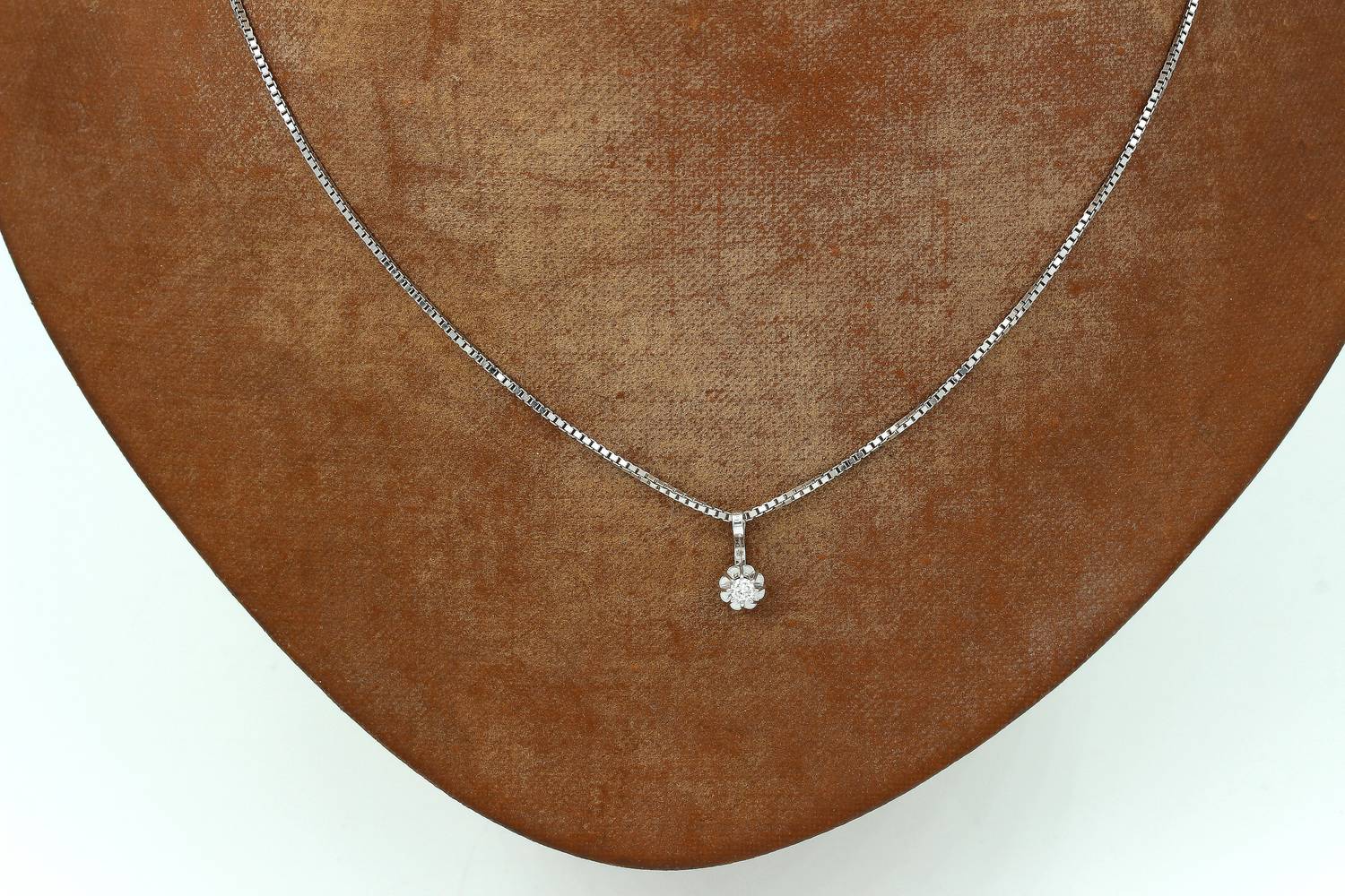 Halsband i 18k vitguld med ett diamanthänge på ca 0.04 ct