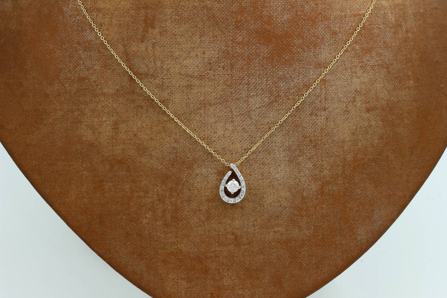 Halsband i 18k guld med ett zirkon hänge