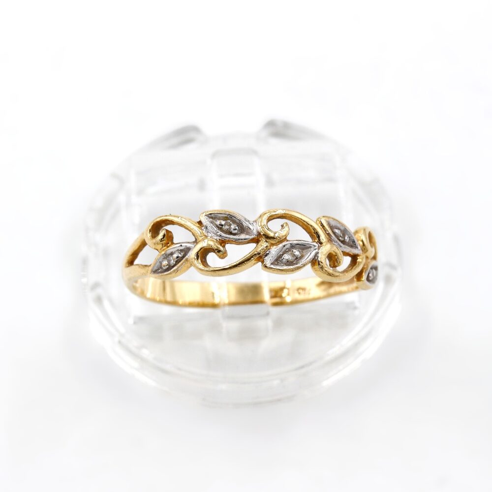 Ring i 18k guld med små diamanter.Vikt 1.89g
