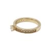 Diamantring i 18k guld med en diamant i mitten på ca 0,20 ct