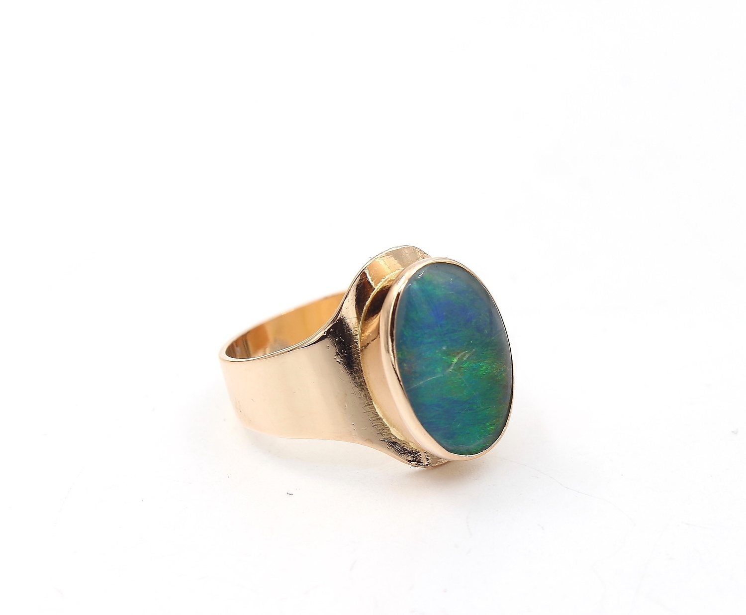 Ring i 18k guld med en opal sten