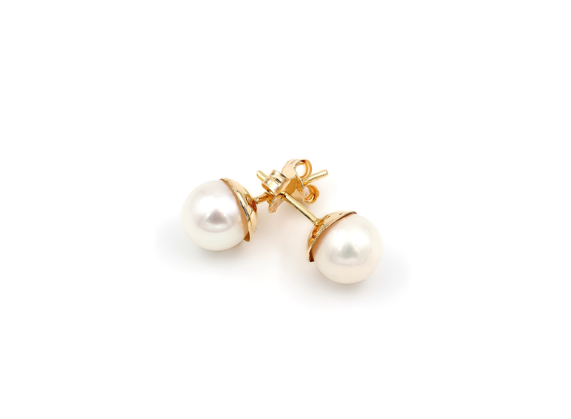 Örhängen med en pärla i 18k guld. Vikt 1.17g