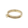 Diamantring i 18k guld med en diamant i mitten på ca 0,20 ct