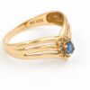 Ring i 18k guld med små diamanter och en ljusblå sten