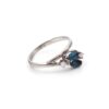 Diamant ring i 14k vitguld med en safir