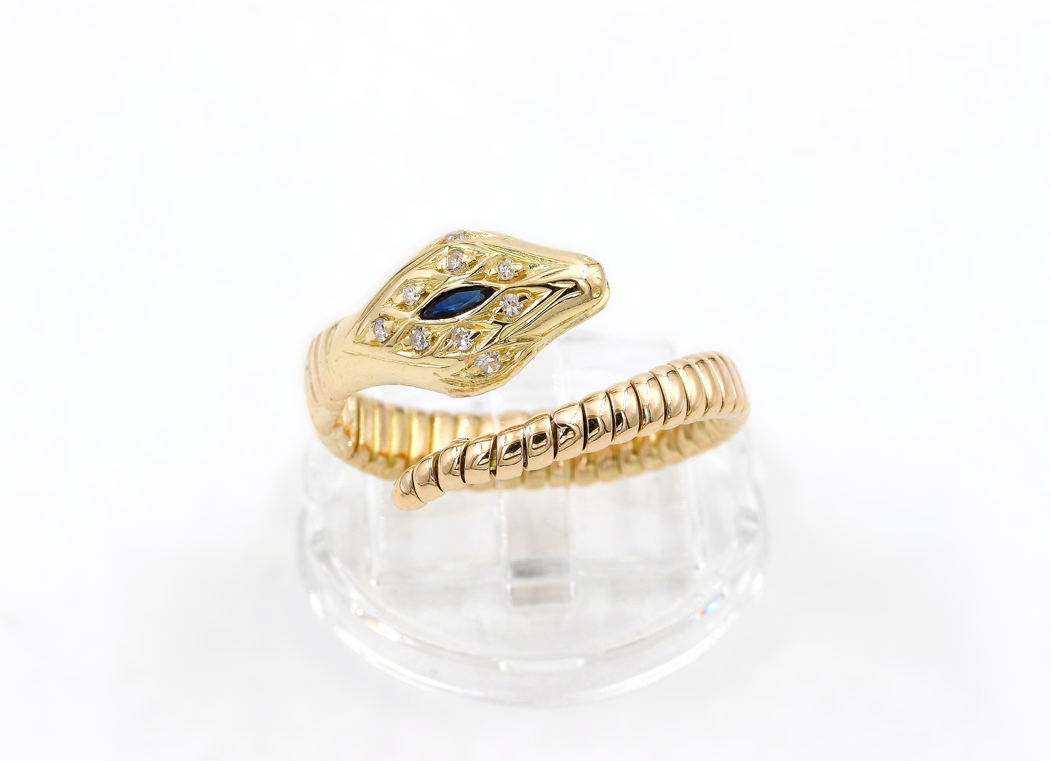 Ring i 18k guld med små diamanter och en mörkblå sten