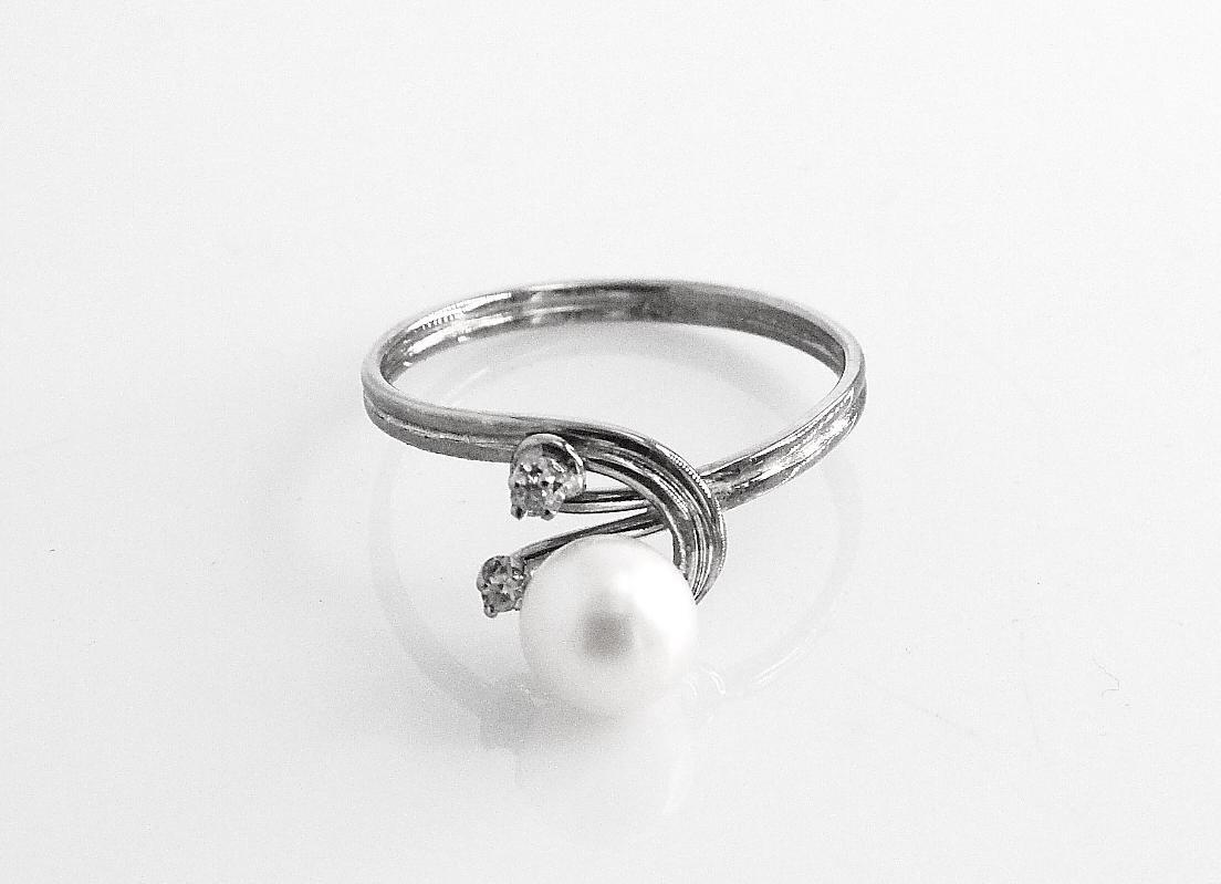 Diamantring i 18k vitguld med en pärla.