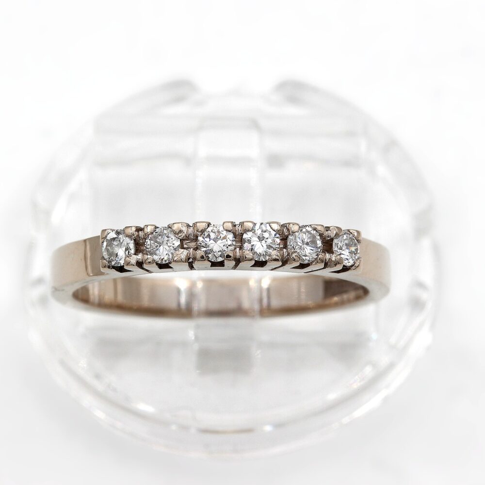 Ring i 18k vitguld med diamanter på totalt 0.24 ct vikt:3.5g