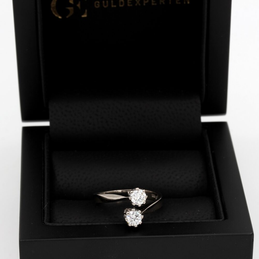 Ring i 18k vitguld med diamanter på totalt ca 0.5 ct G-VS