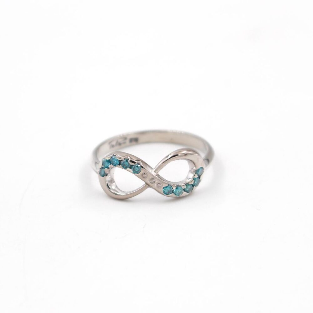 Ring i 18k guld med blåa Diamanter -ca 0,20ct
