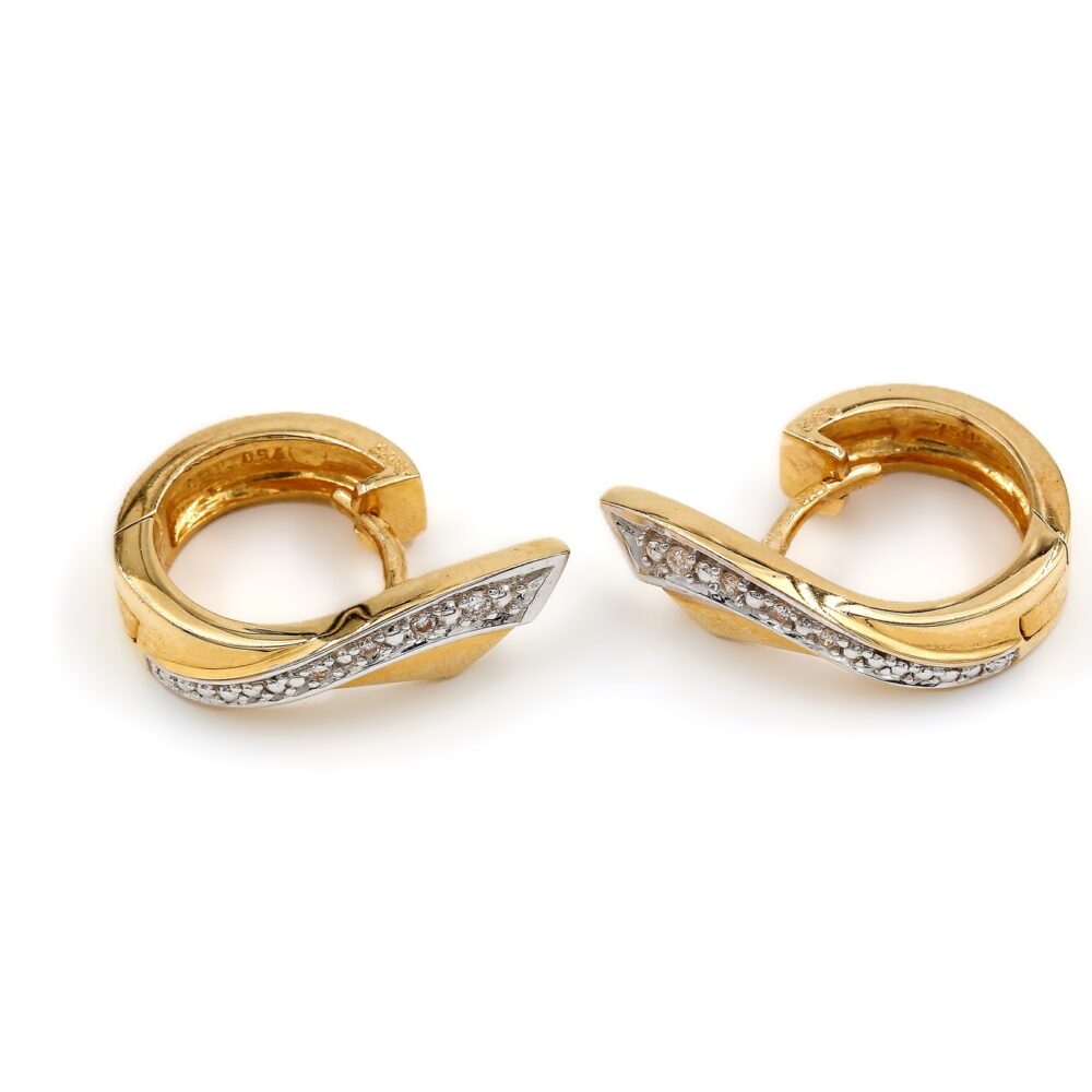 Örhängen i 18k guld med små diamanter på totalt 0.035 ct.Vikt 5.98 g