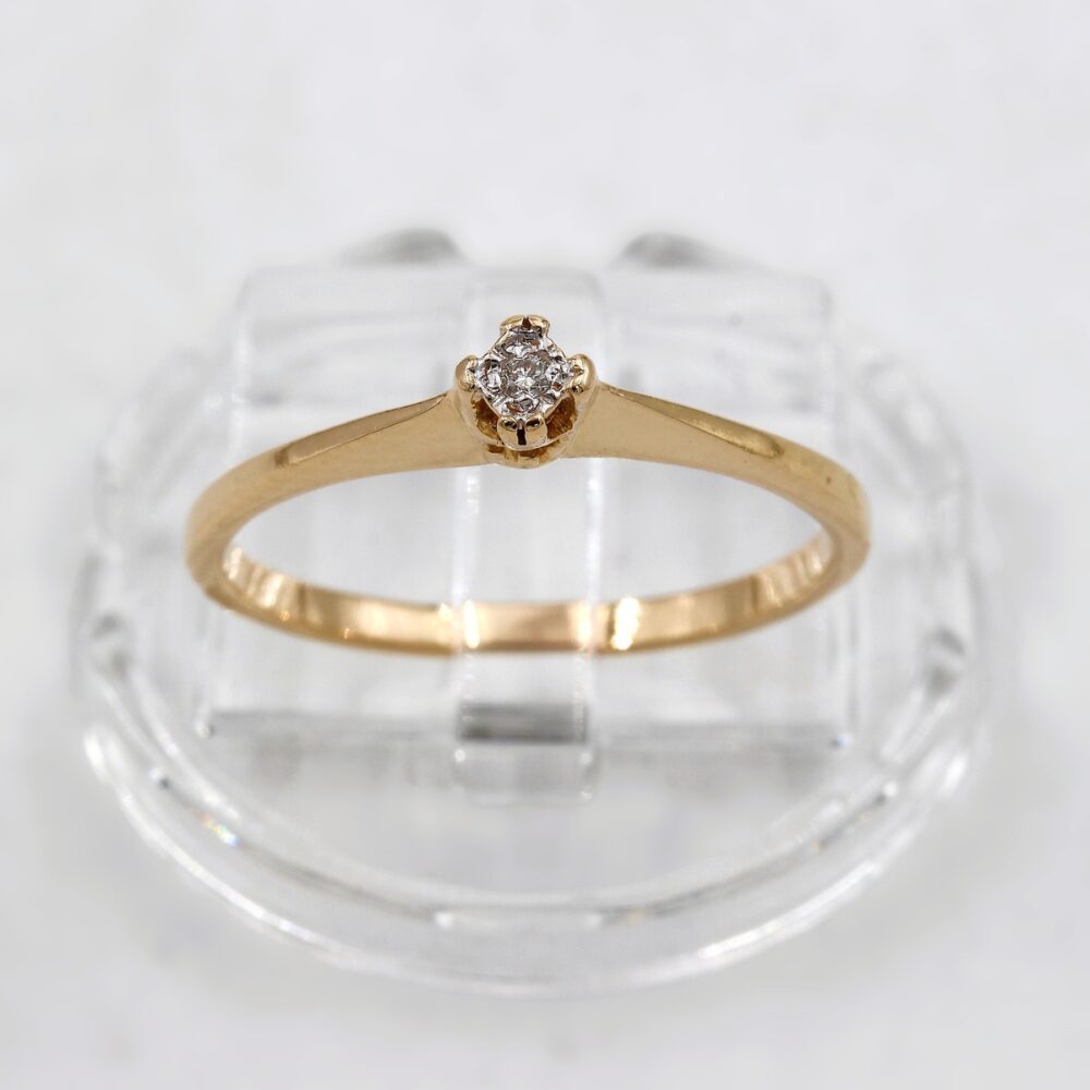 Ring i 18k guld med en liten diamant