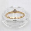 Ring i 18k guld med en liten diamant