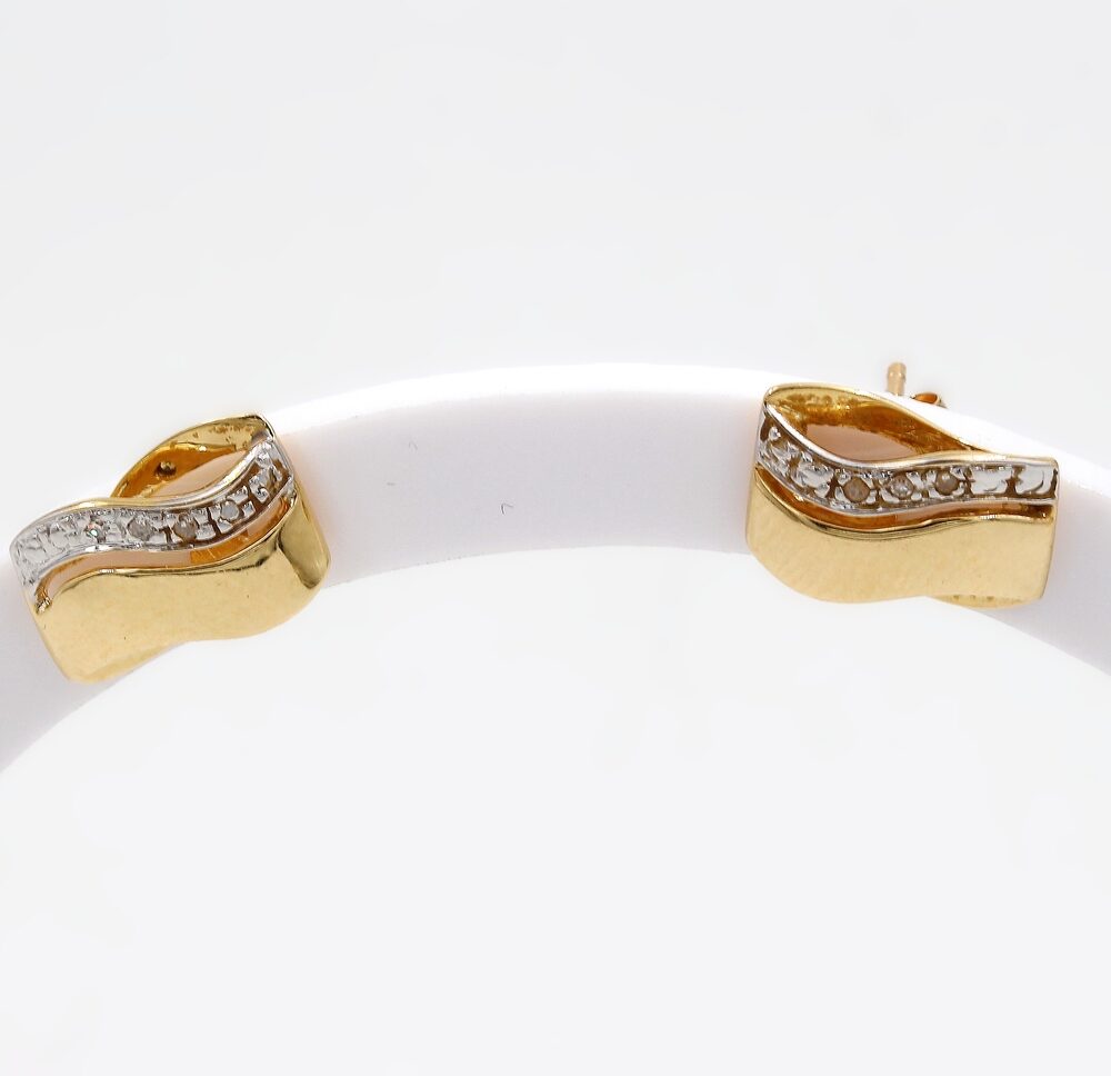 Örhängen i 18k guld med små diamanter