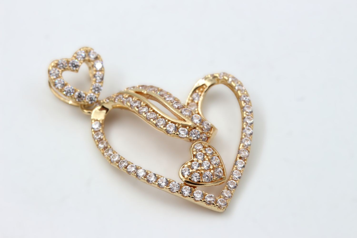 Hänge i 18k guld med zirkonia stenar