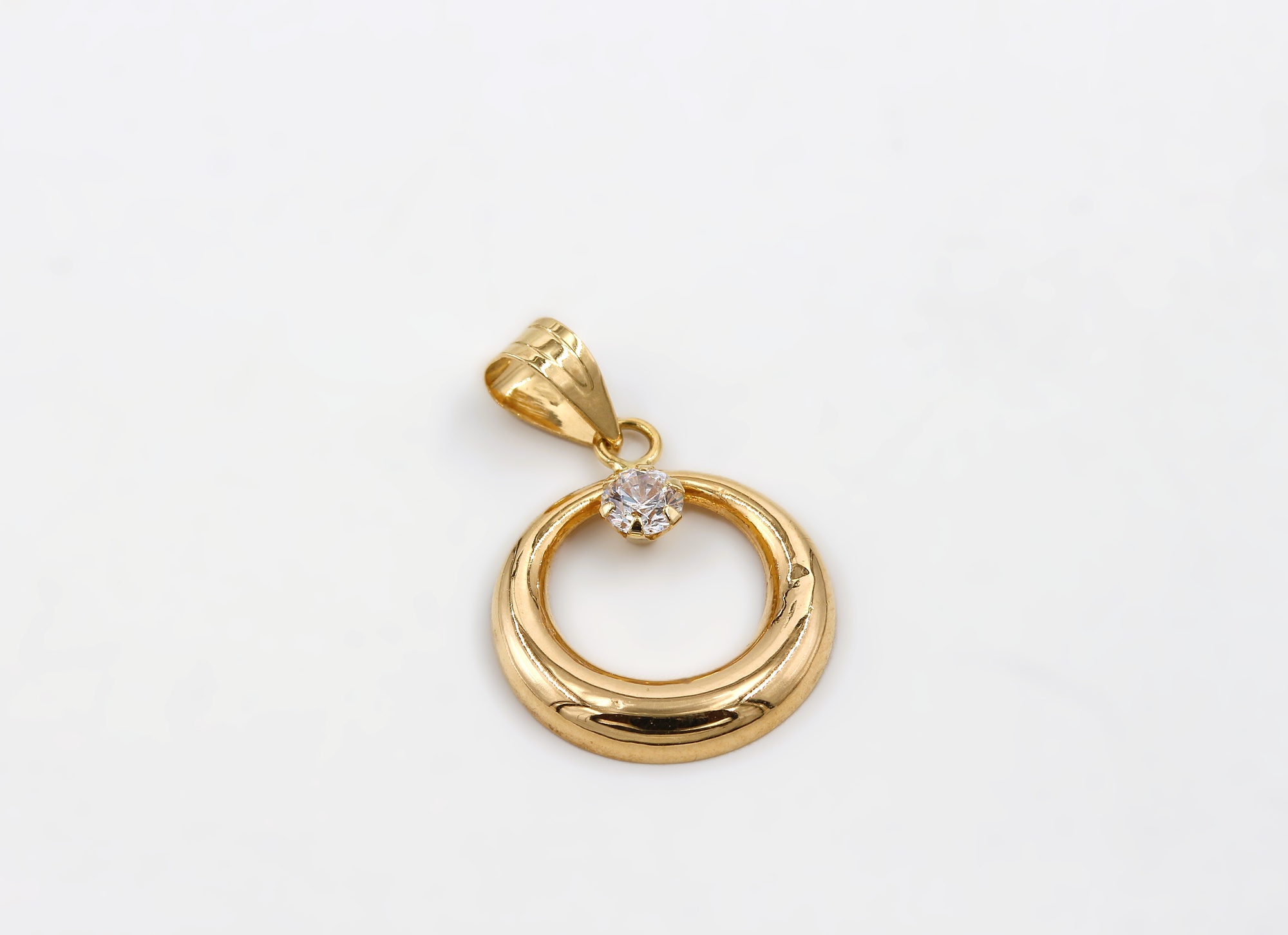 Hänge i 18k guld med en zirkon sten.Vikt 0.36 g