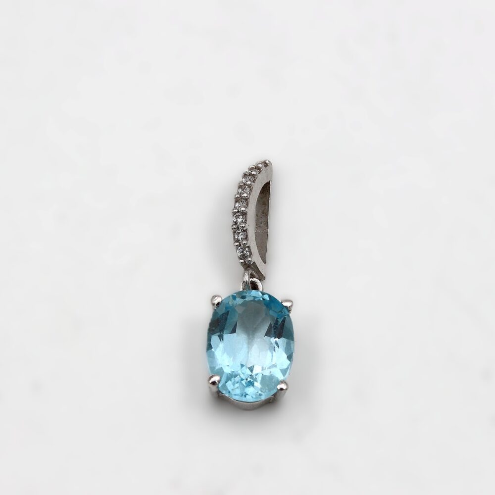 Hänge i 18k vitguld med små diamanter och en akvamarin sten vikt:0.82g