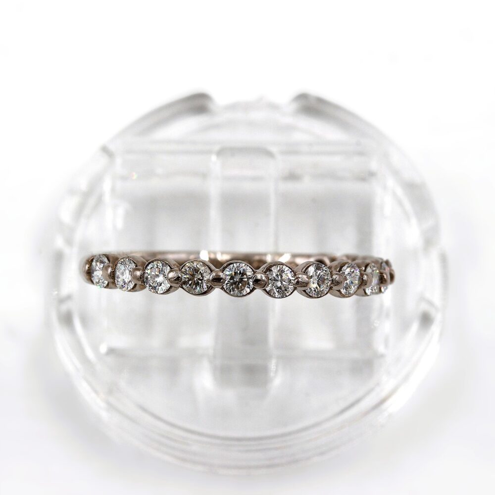Diamantring i 18k vitguld med diamanter på totalt ca 0.40 ct.Vikt:1.85g