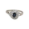 Diamantring i 18k vitguld med en mörkblå safir och 12 st små diamanter