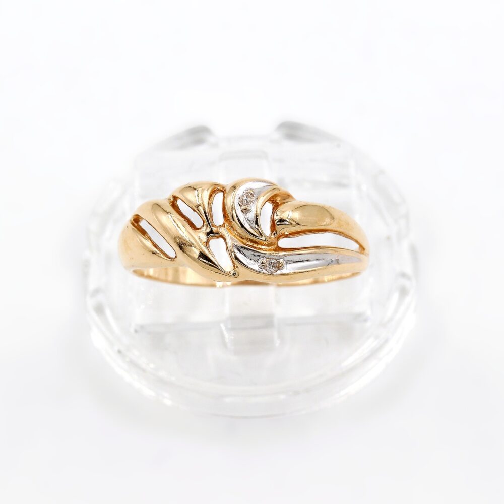 Ring i 18k guld med små diamanter.Vikt 1.97 g