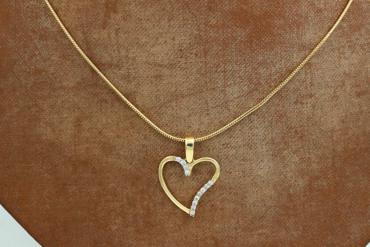 Halsband i 14k guld med ett hänge - zirkon stenar