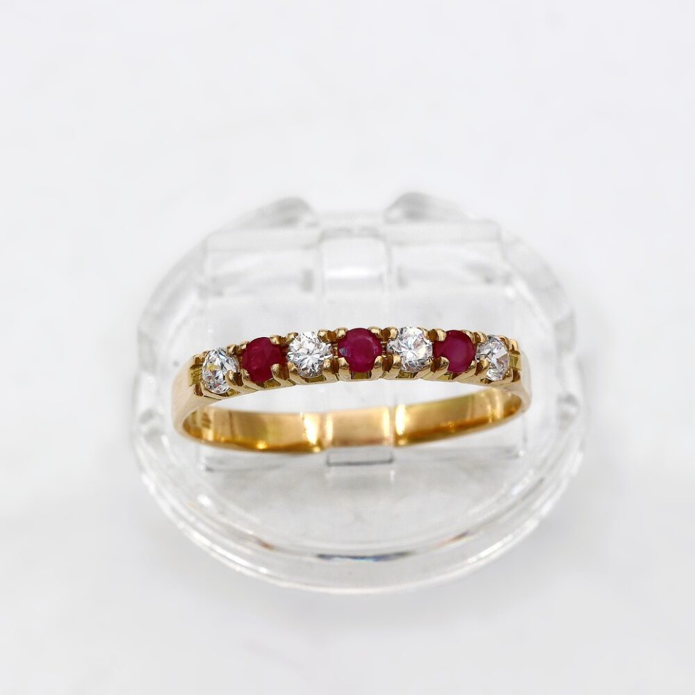 Ring i 18k guld med zirkon stenar.vikt:2.13g