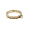 Diamantring i 18k guld med en diamant i mitten på ca 0,20 ct