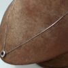 Halsband med ett hänge i 18k vitguld med en lila sten
