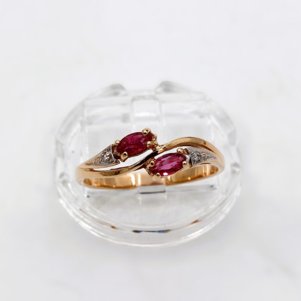 Ring i 18k guld med små diamanter på totalt 0.02ct och rubiner.Vikt 2.63g