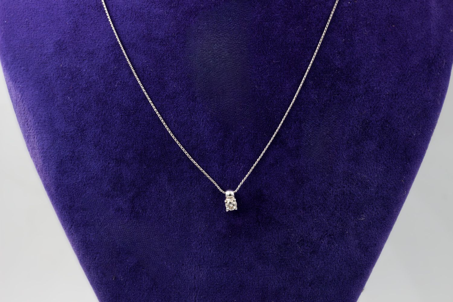 Halsband med ett diamant hänge i 18k vitguld på totalt ca 0,10 ct