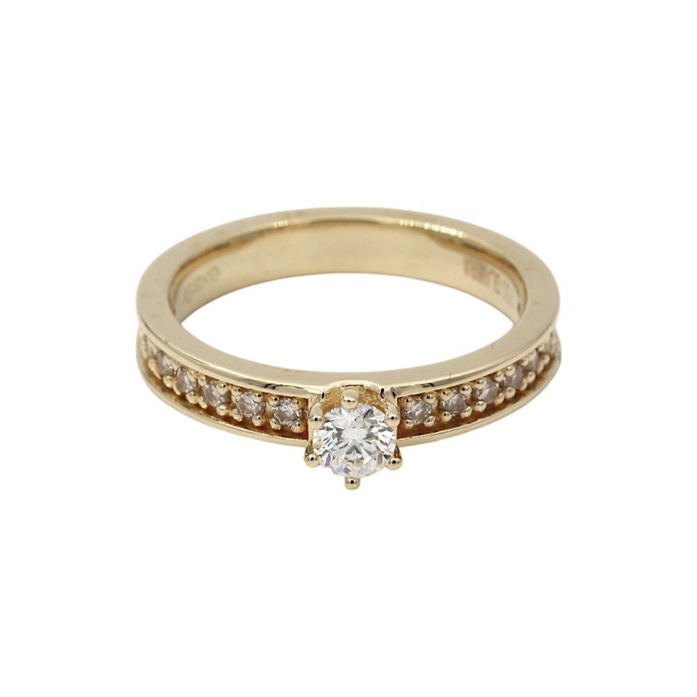 Diamantring i 18k guld med en diamant i mitten på ca 0,20 ct