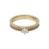 Diamantring i 18k guld med en diamant i mitten på ca 0,20 ct
