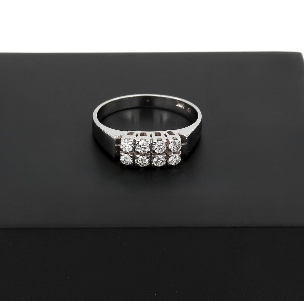 Ring i 18k vitguld med diamanter på totalt ca 0.24 ct