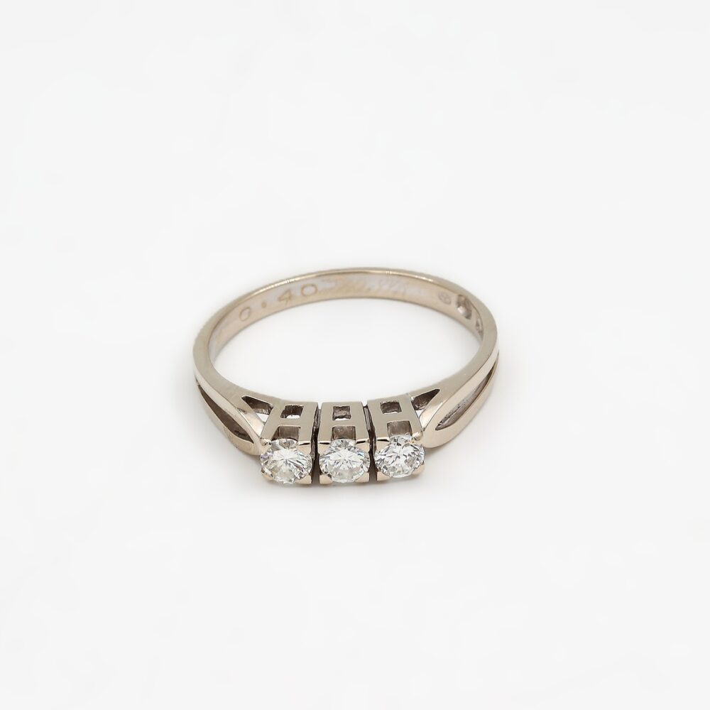 Ring i 18k vitguld med diamanter på totalt 0.40 ct G-H - VVS