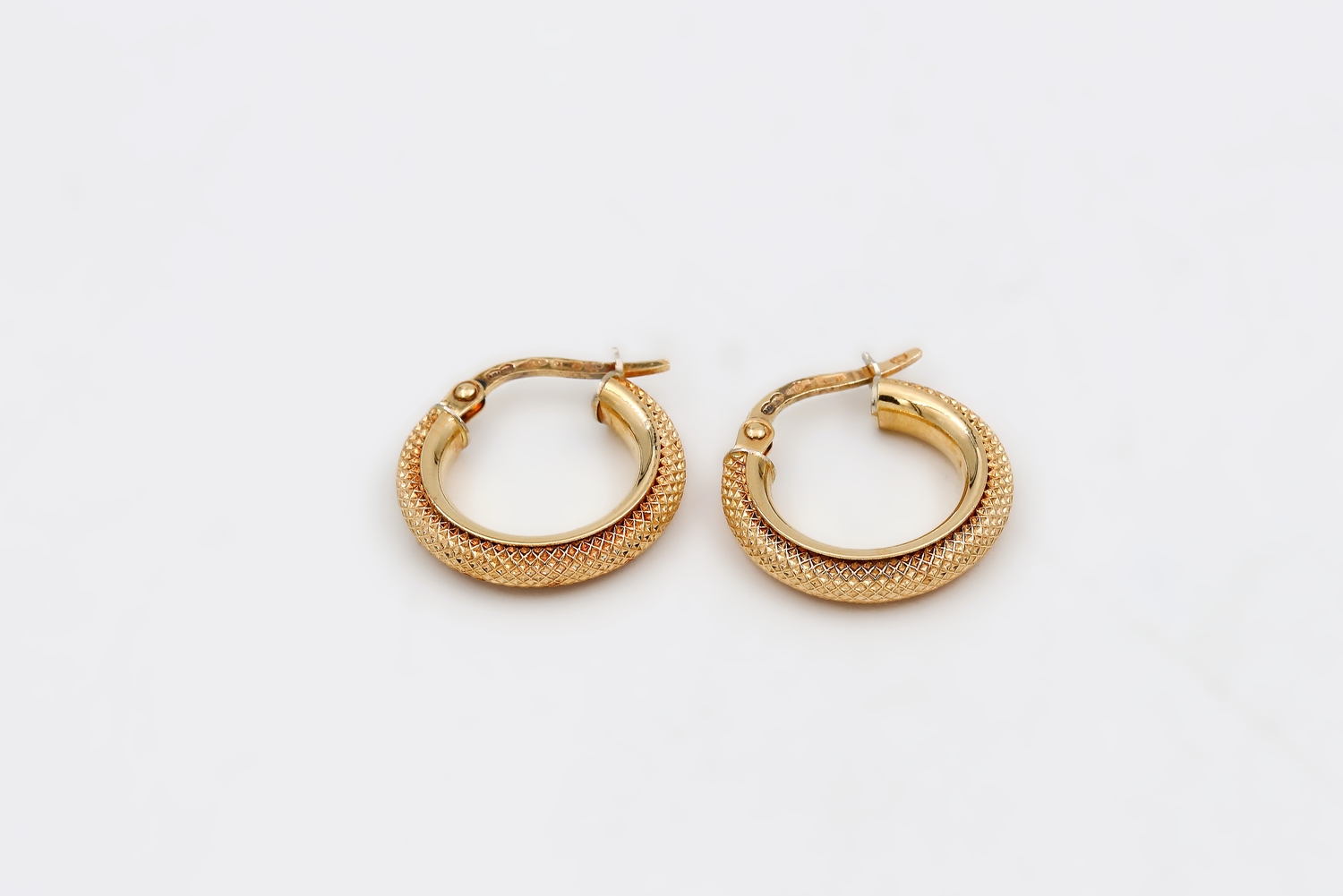 Örhängen i 18k guld - ihåliga