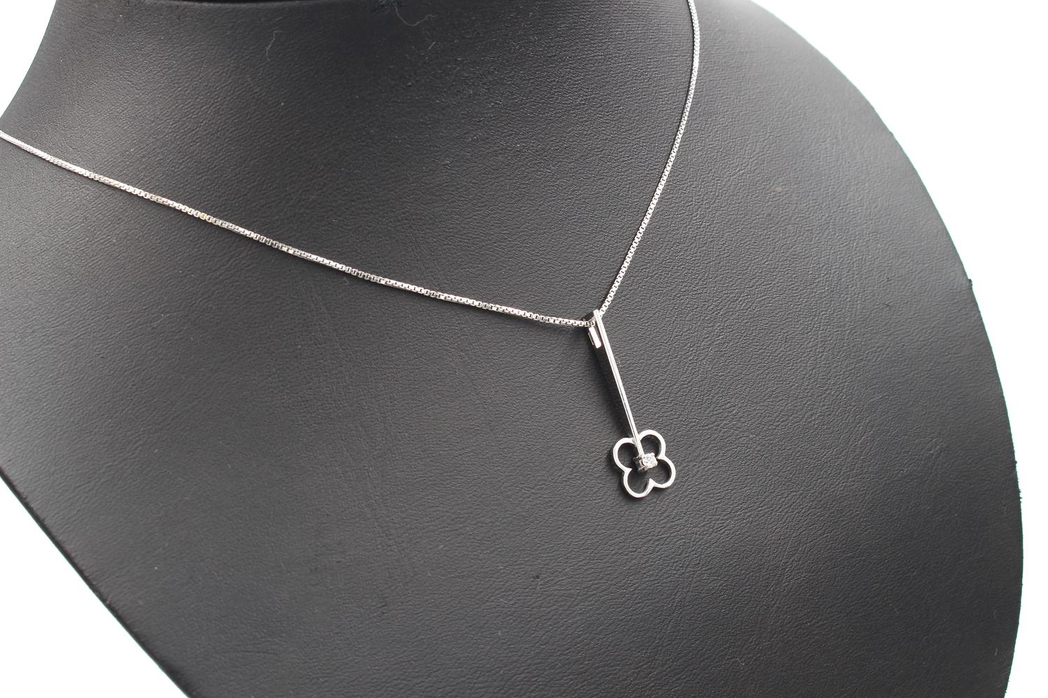 Halsband med diamant hänge i 18k vitguld- 0,04 ct