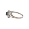 Diamantring i 18k vitguld med en mörkblå safir och 12 st små diamanter
