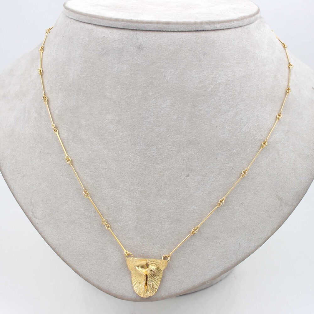 Matti J Hyvärinen halsband med hänge i 18k guld. vikt:5,32g