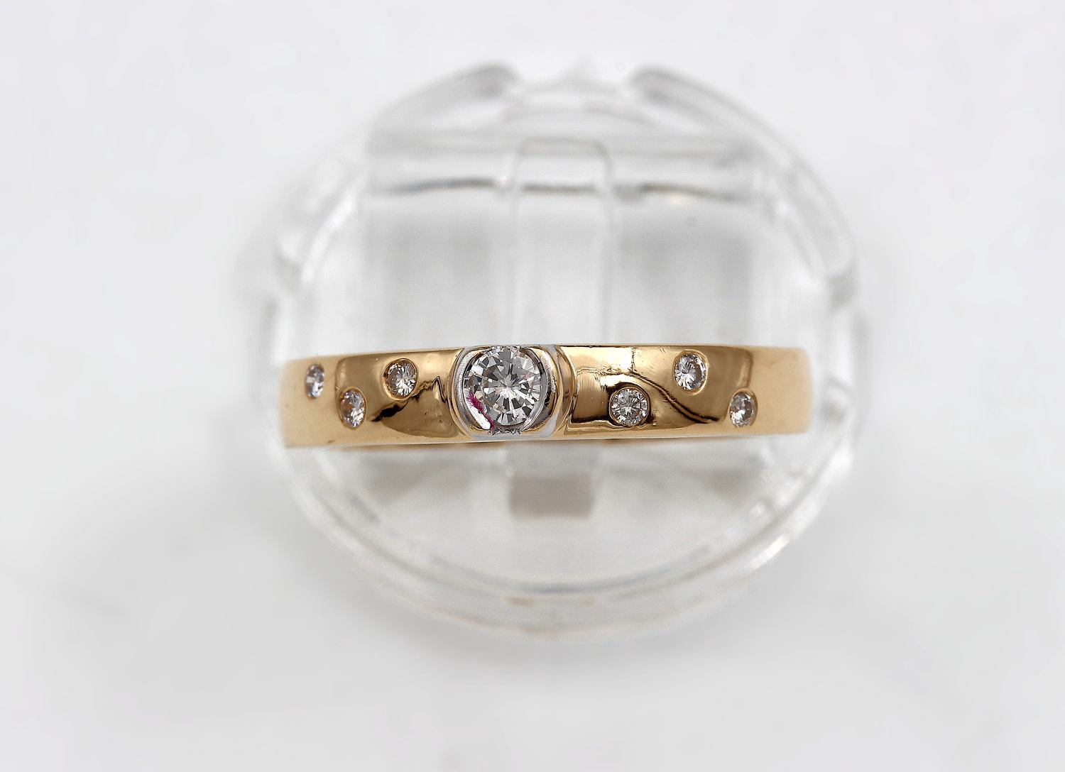 Ring i 18k guld med små diamanter vikt:5.28g