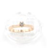 Ring i 18k guld med en diamant på 0.05 ct.Vikt 2 g